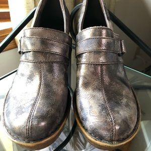 COPY - Born size 8- good cond.brownish/ metallic